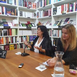 Recibimos a Almudena Grandes con su última novela: LA MADRE DE FRANKENSTEIN. Con ella conversará la periodista Carmen Velasco.