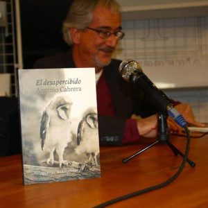Antonio Cabrera en la presentación de su libro, El desapercibido. Uno de los primeros actos de nuestra nueva librería aún de obras.