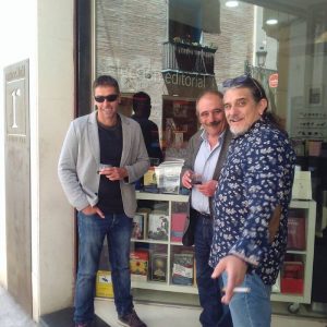 Primavera Literaria 2019 en Ramon Llull. Con Rafa Reig y Pablo Gutiérrez, tomando vino en defensa propia.
